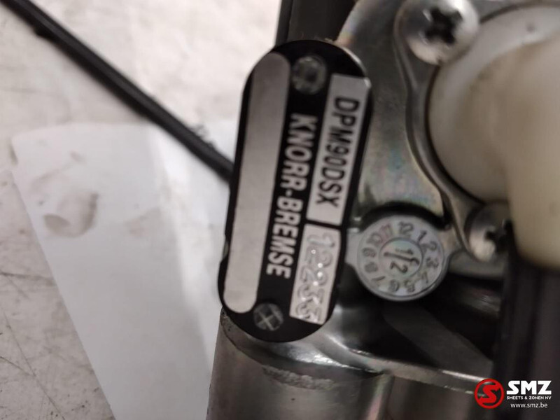 DAF Occ handremventiel DAF XF105 - Кабина и интерьер для Грузовиков: фото 2 DAF Occ handremventiel DAF XF105 - Кабина и интерьер для Грузовиков: фото 2