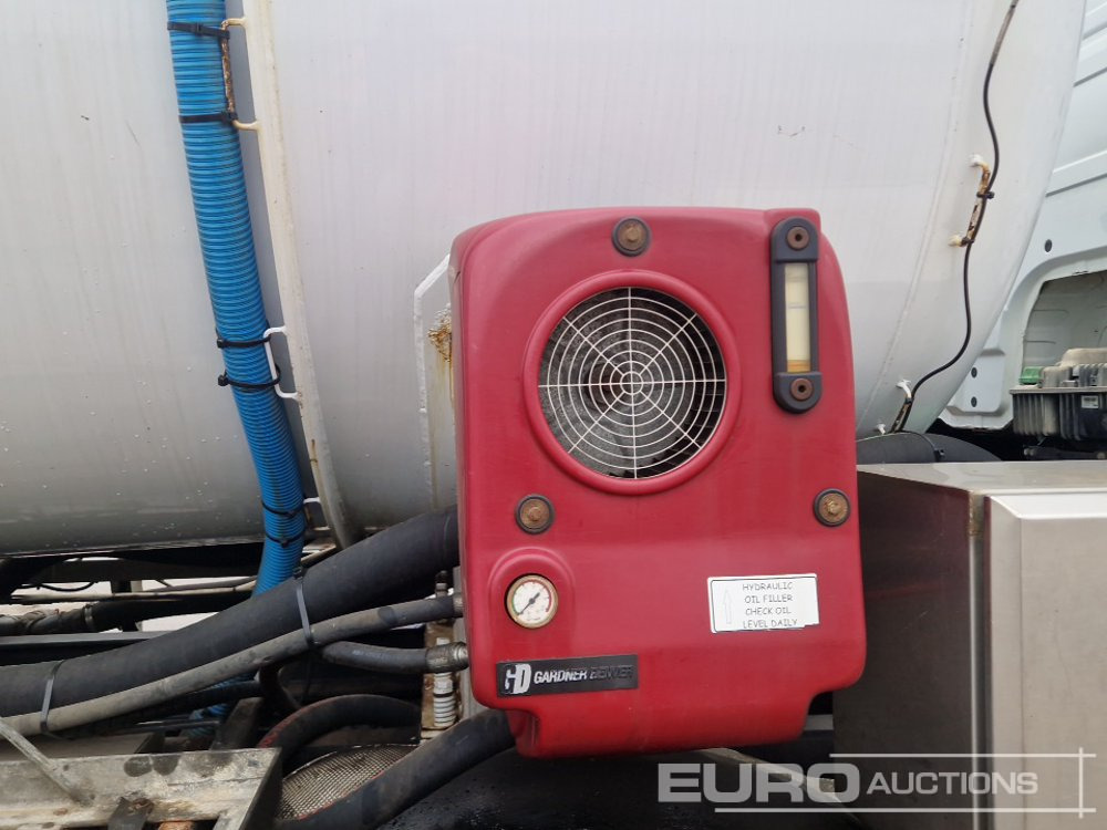 Грузовик-цистерна 2017 Mercedes Arocs 3240: фото 39