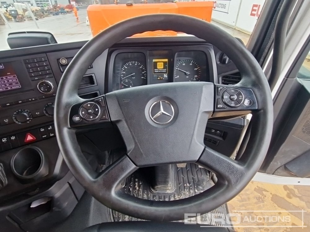 Грузовик-цистерна 2017 Mercedes Arocs 3240: фото 50