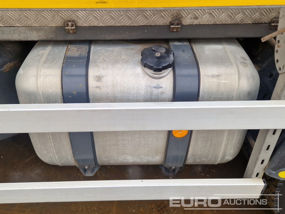 Грузовик-цистерна 2017 Mercedes Arocs 3240: фото 23