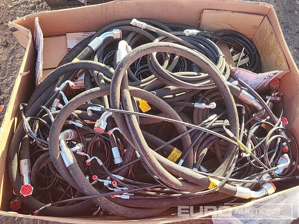 Box Of Hydraulic Hoses, Pins - Тормозной шланг/ Трубопровод для Строительной техники: фото 4 Box Of Hydraulic Hoses, Pins - Тормозной шланг/ Трубопровод для Строительной техники: фото 4
