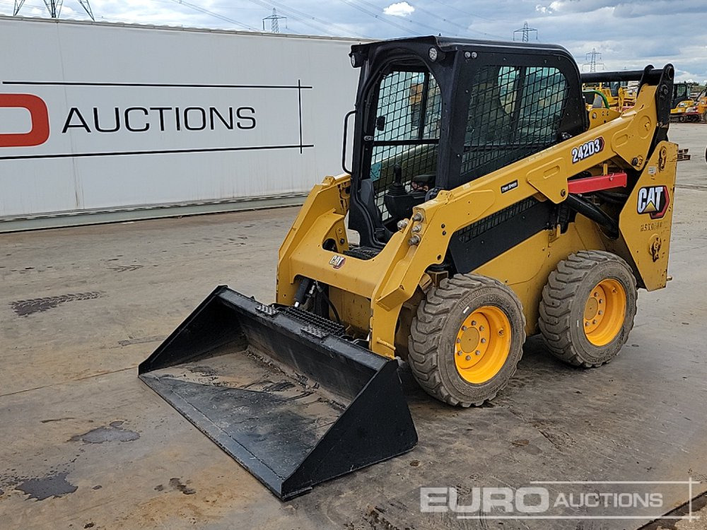 CAT 242D3 - Мини-погрузчик с бортовым поворотом: фото 1 CAT 242D3 - Мини-погрузчик с бортовым поворотом: фото 1