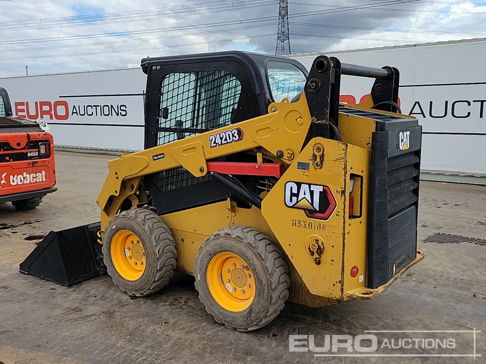CAT 242D3 - Мини-погрузчик с бортовым поворотом: фото 3 CAT 242D3 - Мини-погрузчик с бортовым поворотом: фото 3