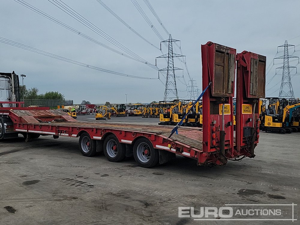 Cheiftain Tri Axle Stepframe Low Loader Trailer, Neck Ramps, Out Riggers, Hydraulic Flip Toe Ramps - Низкорамный полуприцеп: фото 3 Cheiftain Tri Axle Stepframe Low Loader Trailer, Neck Ramps, Out Riggers, Hydraulic Flip Toe Ramps - Низкорамный полуприцеп: фото 3