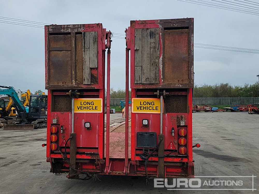 Cheiftain Tri Axle Stepframe Low Loader Trailer, Neck Ramps, Out Riggers, Hydraulic Flip Toe Ramps - Низкорамный полуприцеп: фото 4 Cheiftain Tri Axle Stepframe Low Loader Trailer, Neck Ramps, Out Riggers, Hydraulic Flip Toe Ramps - Низкорамный полуприцеп: фото 4
