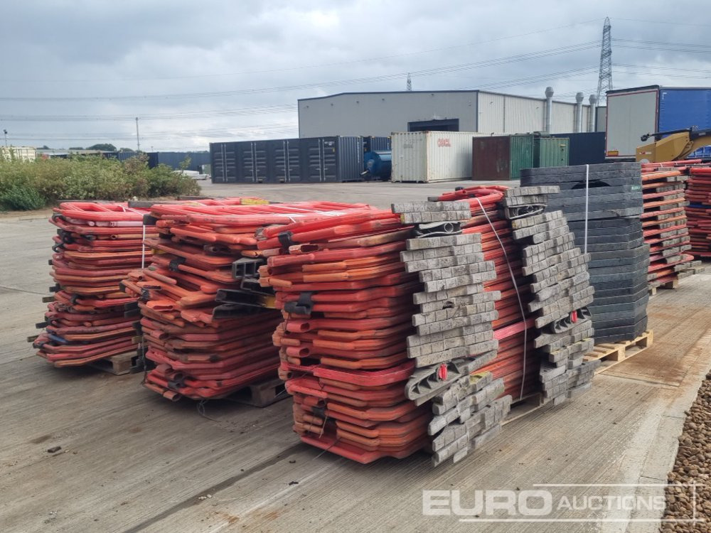 Pallet of Plastic Safety Barriers (5 of) Pallet of Road Signs (3 of) - Строительное оборудование: фото 5 Pallet of Plastic Safety Barriers (5 of) Pallet of Road Signs (3 of) - Строительное оборудование: фото 5