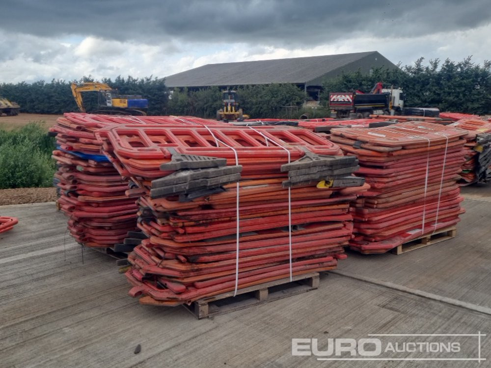 Pallet of Plastic Safety Barriers (5 of) Pallet of Road Signs (3 of) - Строительное оборудование: фото 1 Pallet of Plastic Safety Barriers (5 of) Pallet of Road Signs (3 of) - Строительное оборудование: фото 1
