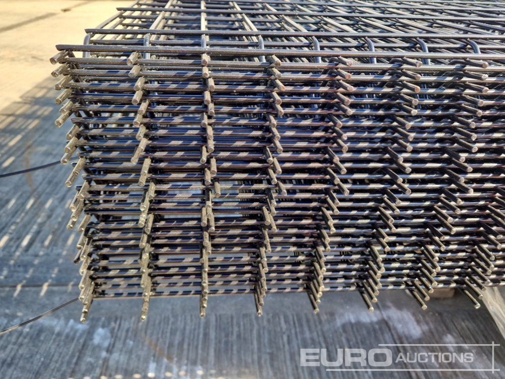 Оборудование для гаражей/ Мастерских Unused Galvanised & Powder Coated Heavy Duty (5mm) Wire Mesh Fencing, 25 x H2.4m x W2.2m Panels, 26 x 60mm x 60mm x3m Posts, with Fittings (Black): фото 12
