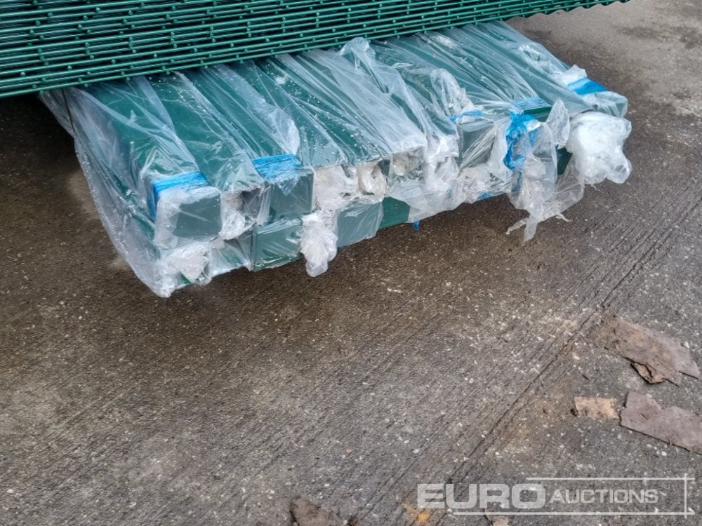 Строительное оборудование Unused Galvanised & Powder Coated Heavy Duty (5mm) Wire Mesh Fencing, 25 x H2.4m x W2.2m Panels, 26 x 60mm x 60mm x3m Posts, with Fittings (Green): фото 20