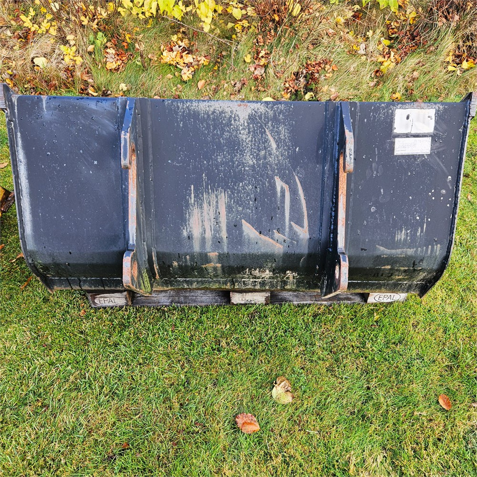 Giant 130 cm - Ковш для погрузчика: фото 3 Giant 130 cm - Ковш для погрузчика: фото 3