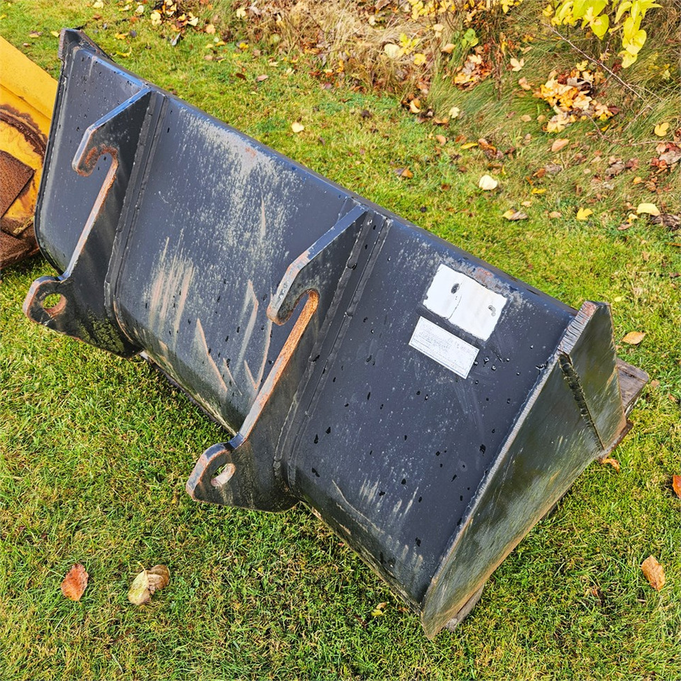 Giant 130 cm - Ковш для погрузчика: фото 5 Giant 130 cm - Ковш для погрузчика: фото 5