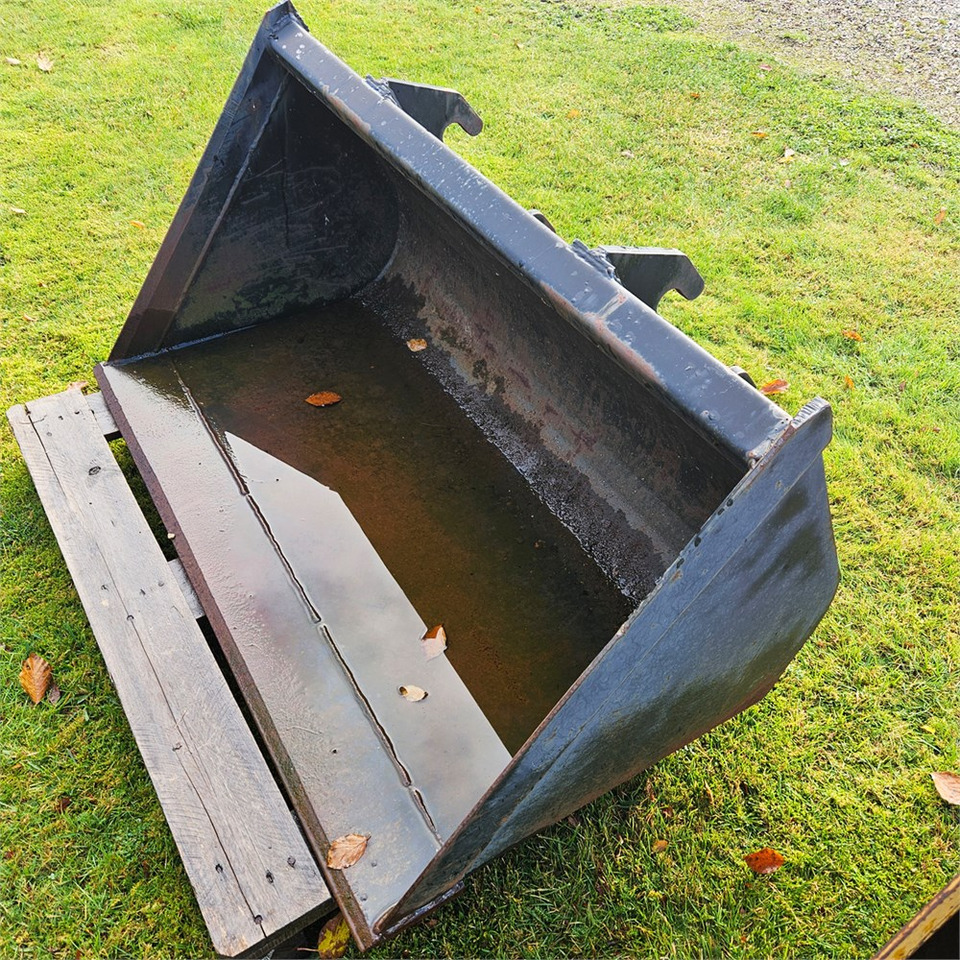 Giant 130 cm - Ковш для погрузчика: фото 1 Giant 130 cm - Ковш для погрузчика: фото 1