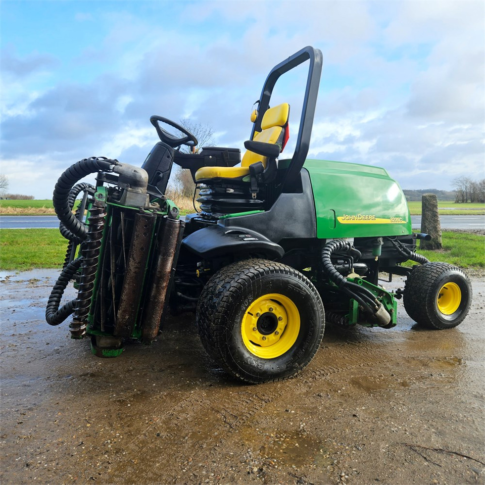 John Deere 3235 C 4WD - Газонокосилка: фото 1 John Deere 3235 C 4WD - Газонокосилка: фото 1