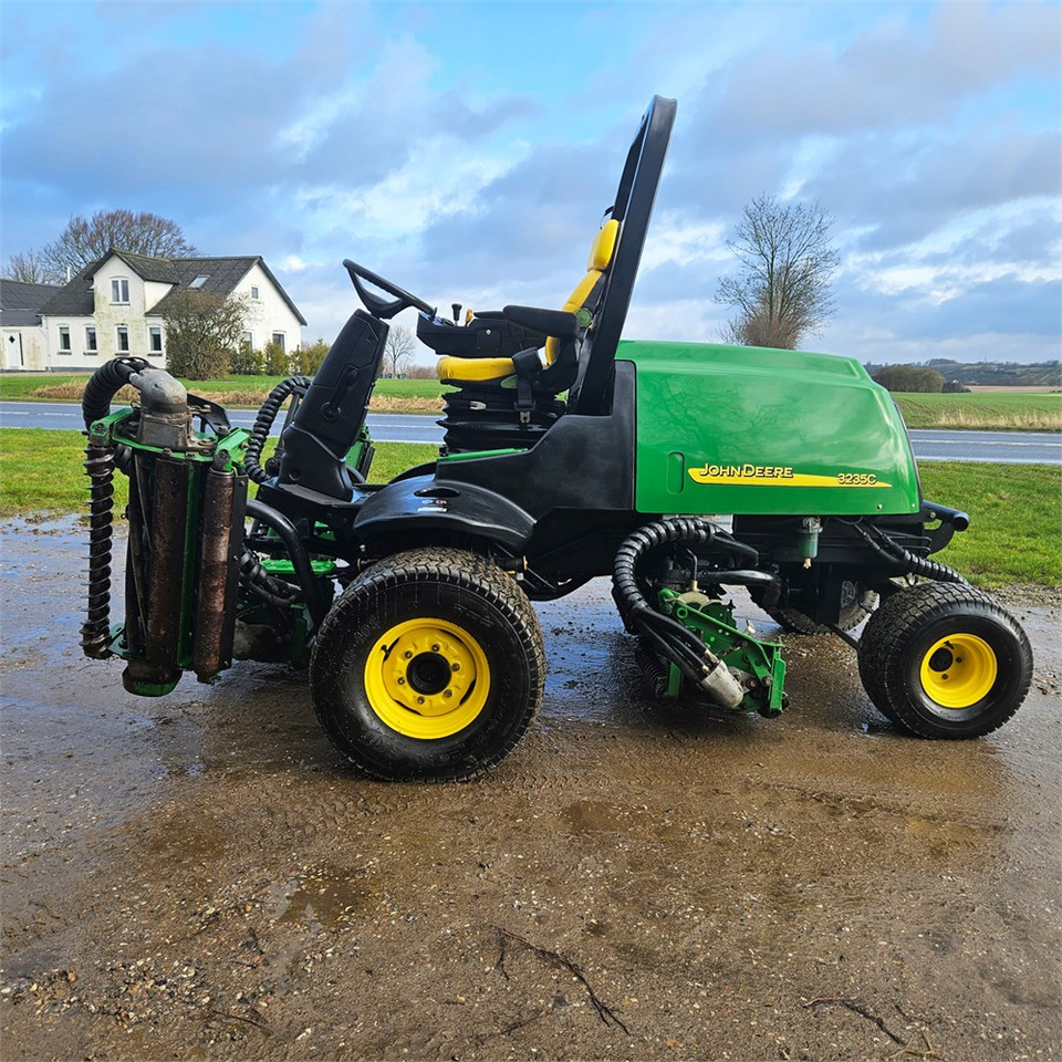 John Deere 3235 C 4WD - Газонокосилка: фото 2 John Deere 3235 C 4WD - Газонокосилка: фото 2