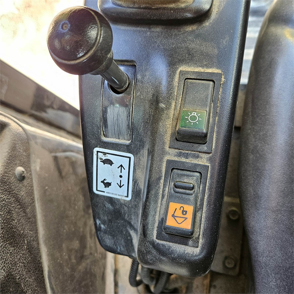 Мини-экскаватор New Holland E26C: фото 12