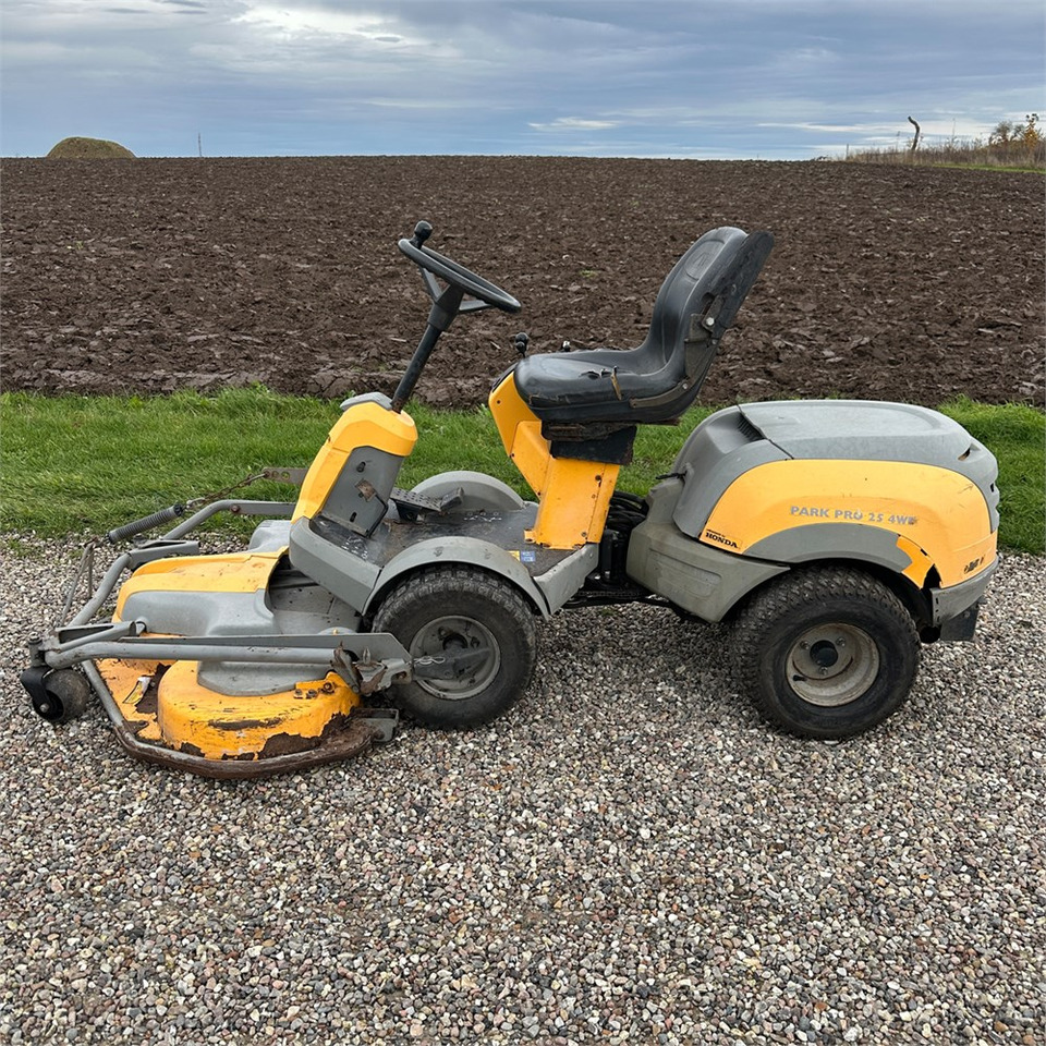 Stiga P901 Parkpro 25 4WD - Газонокосилка: фото 5 Stiga P901 Parkpro 25 4WD - Газонокосилка: фото 5