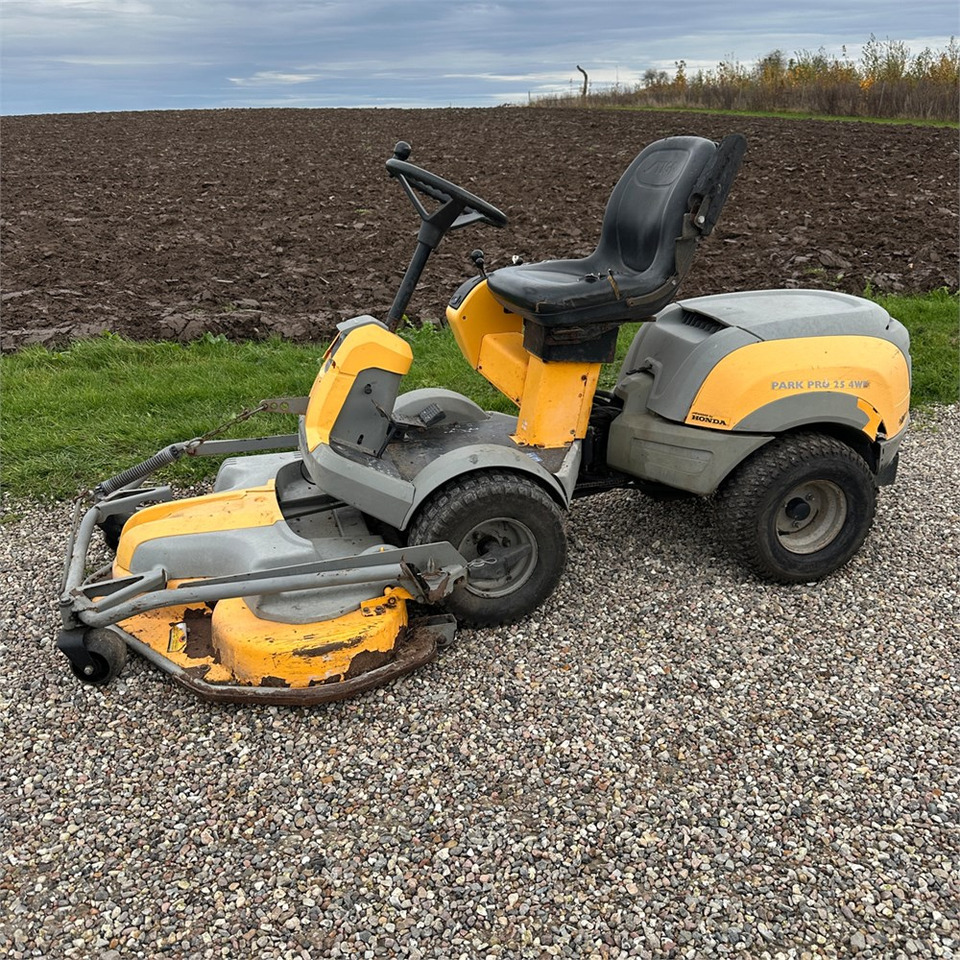 Stiga P901 Parkpro 25 4WD - Газонокосилка: фото 1 Stiga P901 Parkpro 25 4WD - Газонокосилка: фото 1