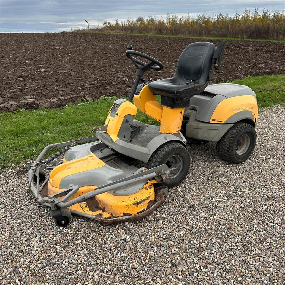 Stiga P901 Parkpro 25 4WD - Газонокосилка: фото 2 Stiga P901 Parkpro 25 4WD - Газонокосилка: фото 2