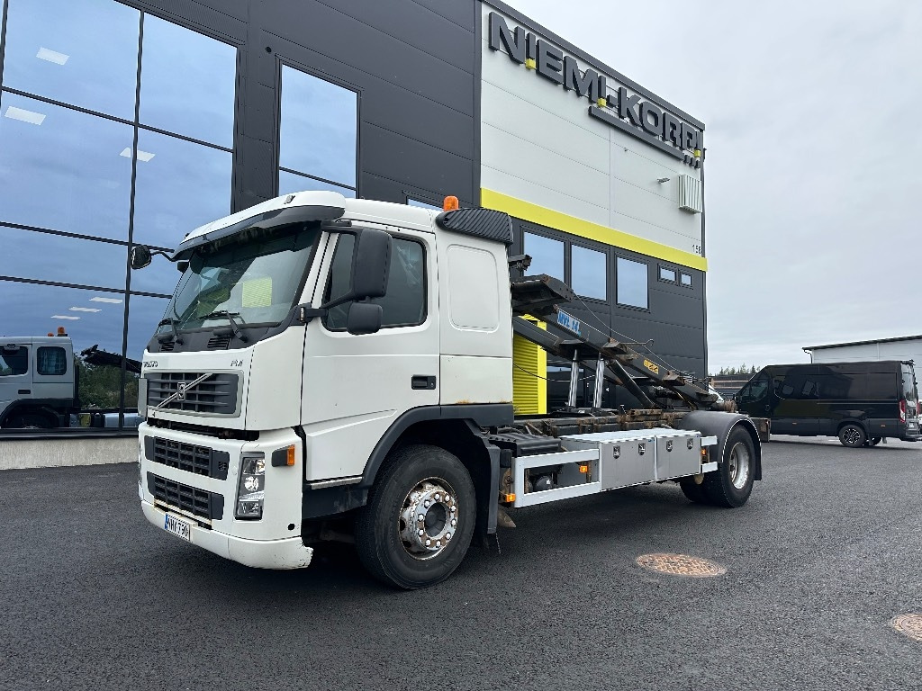 Volvo FM9 4x2 vaijerilaitteilla - Портальный бункеровоз: фото 1 Volvo FM9 4x2 vaijerilaitteilla - Портальный бункеровоз: фото 1