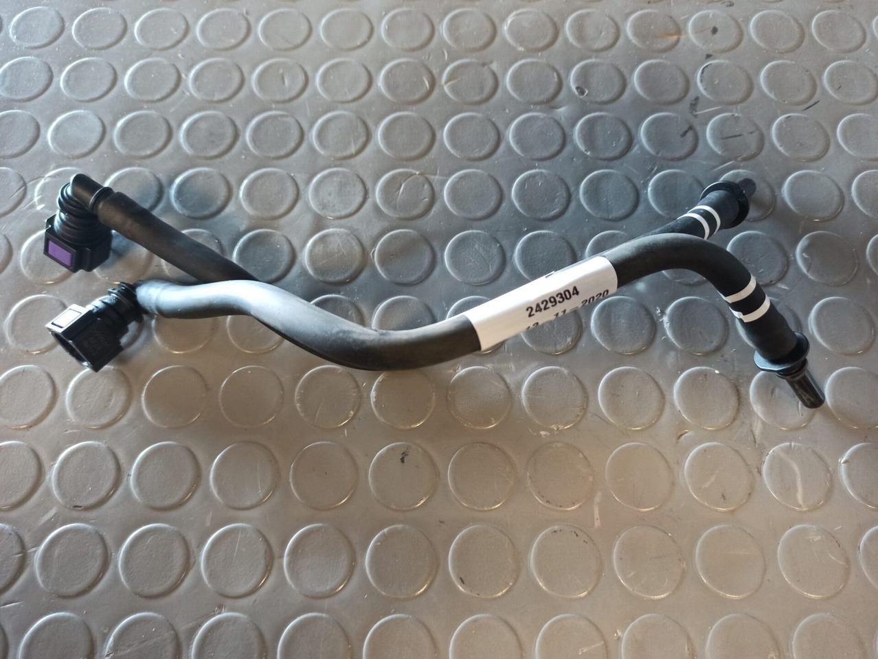 SCANIA BLEED PIPE 2429304 - Двигатель и запчасти для Грузовиков: фото 1 SCANIA BLEED PIPE 2429304 - Двигатель и запчасти для Грузовиков: фото 1