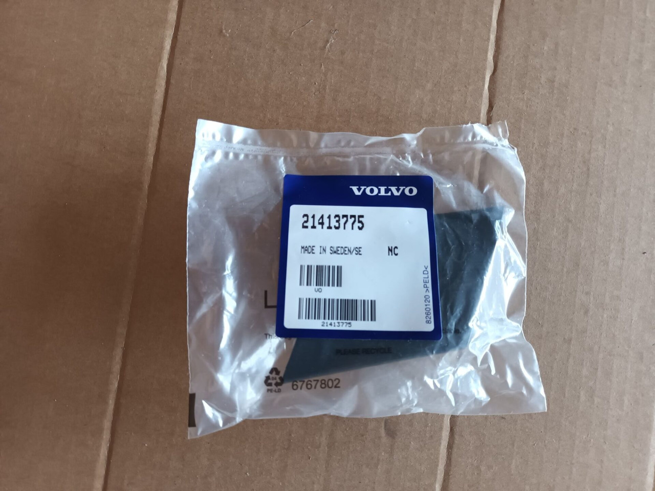 VOLVO LAMP LID RIGHT 21413775 - Свет/ Освещение для Грузовиков: фото 1 VOLVO LAMP LID RIGHT 21413775 - Свет/ Освещение для Грузовиков: фото 1