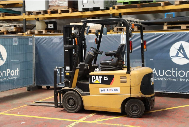 Caterpillar EP25K-PAC - Электропогрузчик: фото 3 Caterpillar EP25K-PAC - Электропогрузчик: фото 3
