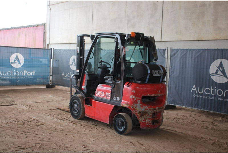 Nissan 25 - Газовый погрузчик: фото 3 Nissan 25 - Газовый погрузчик: фото 3