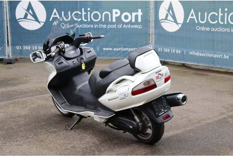 Suzuki Burgman 650 Executive - Мотоцикл: фото 4 Suzuki Burgman 650 Executive - Мотоцикл: фото 4