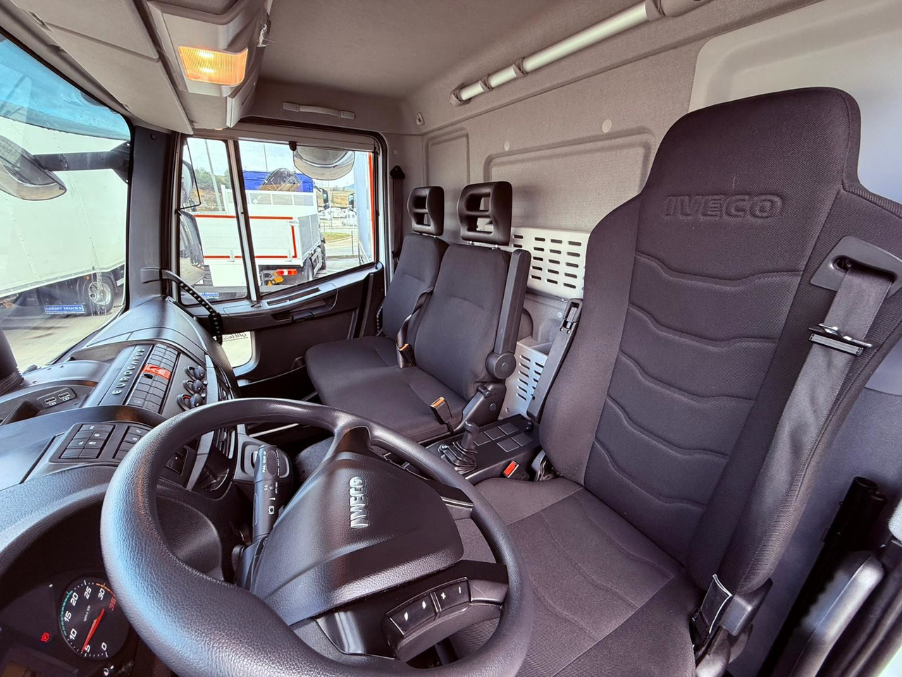 IVECO ML120E22 Eurocargo E6 (Tauliner) - Тентованный грузовик: фото 3 IVECO ML120E22 Eurocargo E6 (Tauliner) - Тентованный грузовик: фото 3