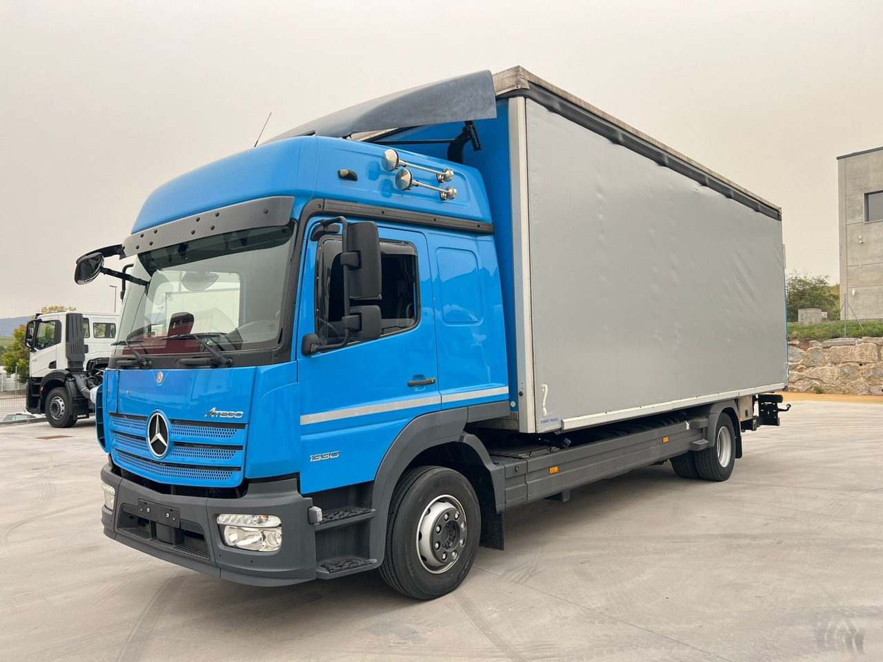 MERCEDES BENZ 13.30L Atego E6 (Tauliner) - Тентованный грузовик: фото 1 MERCEDES BENZ 13.30L Atego E6 (Tauliner) - Тентованный грузовик: фото 1