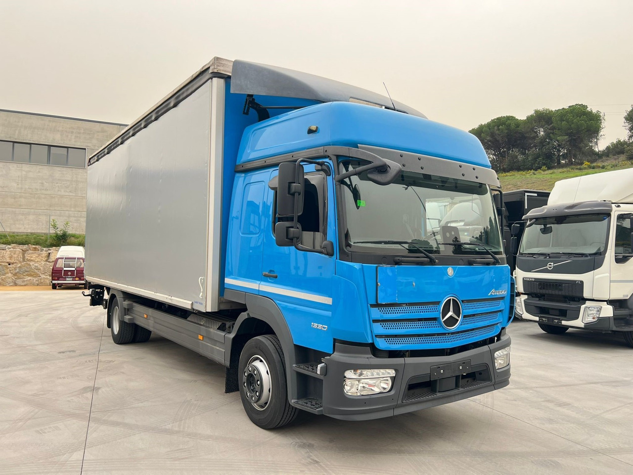 MERCEDES BENZ 13.30L Atego E6 (Tauliner) - Тентованный грузовик: фото 2 MERCEDES BENZ 13.30L Atego E6 (Tauliner) - Тентованный грузовик: фото 2