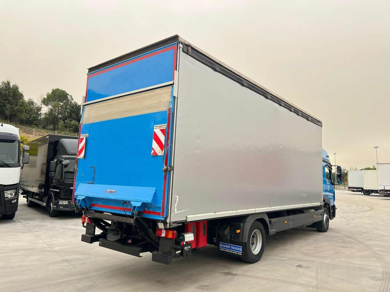MERCEDES BENZ 13.30L Atego E6 (Tauliner) - Тентованный грузовик: фото 3 MERCEDES BENZ 13.30L Atego E6 (Tauliner) - Тентованный грузовик: фото 3