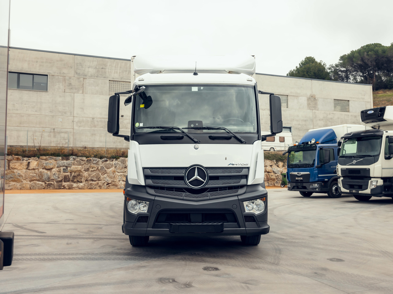 MERCEDES BENZ 18.30L Antos E6 (VAN) - Грузовик с закрытым кузовом: фото 3 MERCEDES BENZ 18.30L Antos E6 (VAN) - Грузовик с закрытым кузовом: фото 3