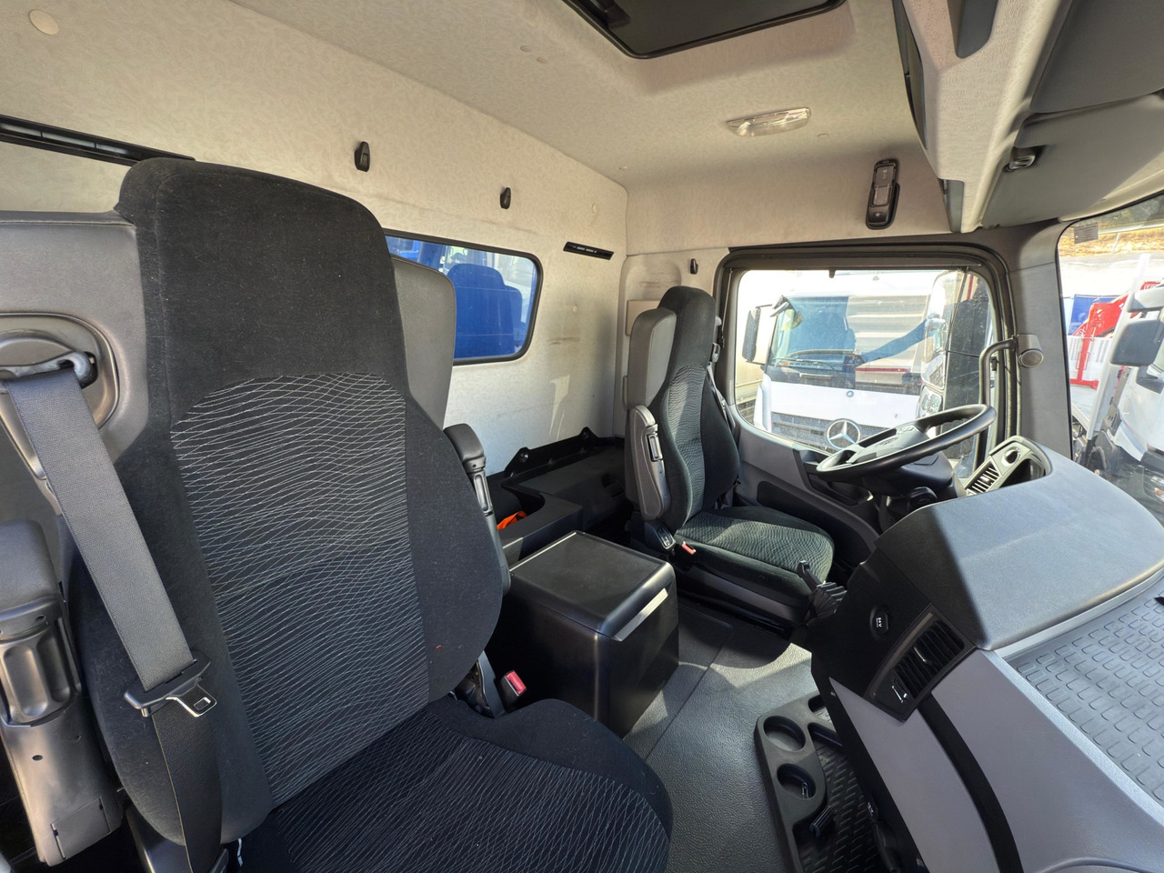 Тентованный грузовик MERCEDES BENZ 18.33 Antos E6 (Self-portable): фото 9