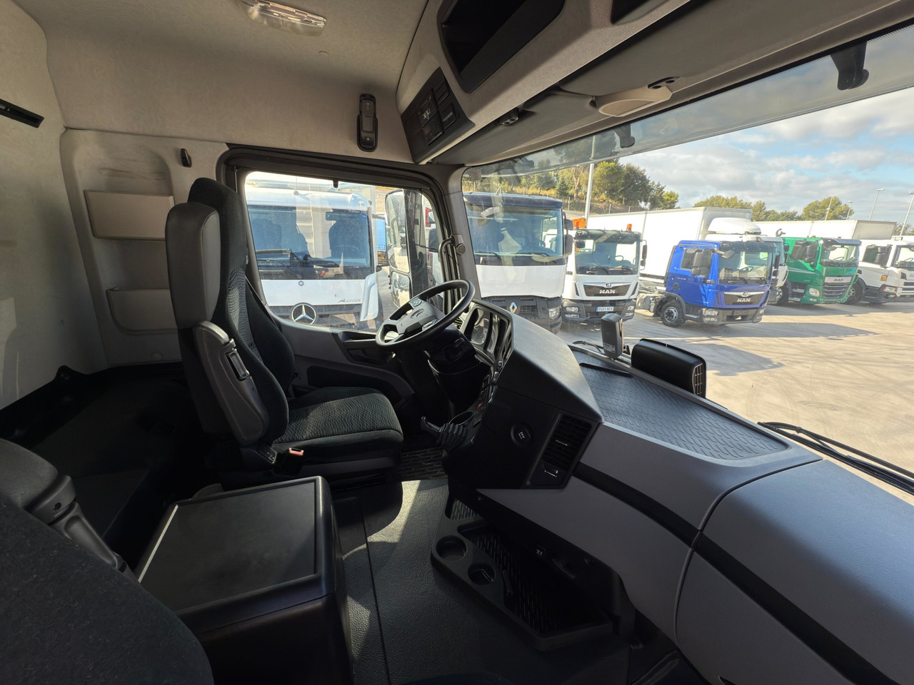 Тентованный грузовик MERCEDES BENZ 18.33 Antos E6 (Self-portable): фото 8