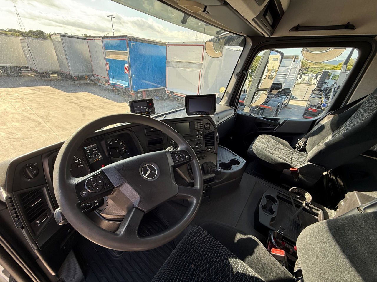 MERCEDES BENZ 26.36 Arocs E6 (Platform and Crane) - Грузовик бортовой/ Платформа, Автоманипулятор: фото 4 MERCEDES BENZ 26.36 Arocs E6 (Platform and Crane) - Грузовик бортовой/ Платформа, Автоманипулятор: фото 4