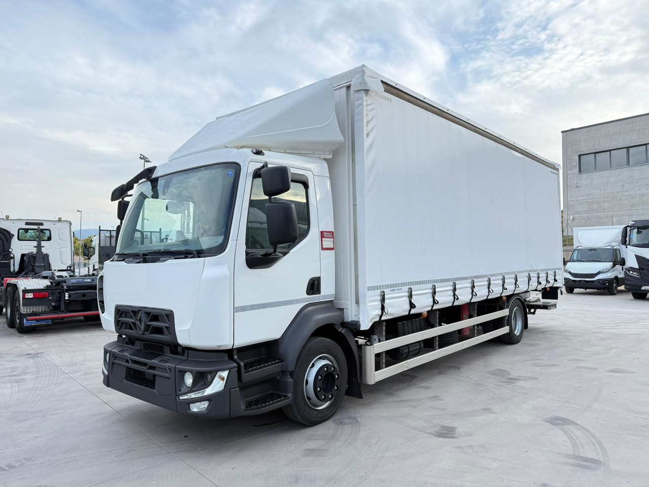 RENAULT D12.240 E6 (Tauliner) - Тентованный грузовик: фото 1 RENAULT D12.240 E6 (Tauliner) - Тентованный грузовик: фото 1