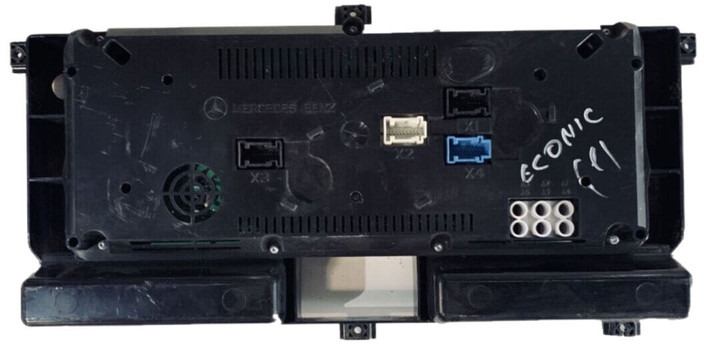 Mercedes-Benz - Приборная панель: фото 2 Mercedes-Benz - Приборная панель: фото 2