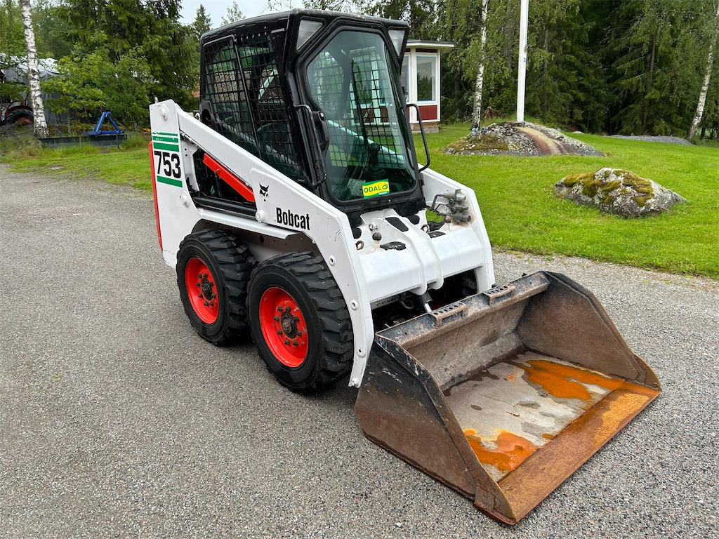 Bobcat 753 - Мини-погрузчик с бортовым поворотом: фото 1 Bobcat 753 - Мини-погрузчик с бортовым поворотом: фото 1