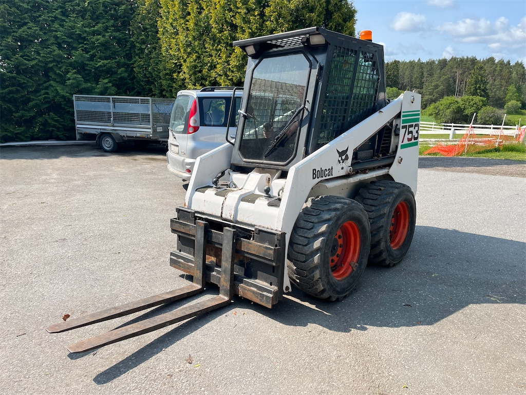 Bobcat 753 - Мини-погрузчик с бортовым поворотом: фото 1 Bobcat 753 - Мини-погрузчик с бортовым поворотом: фото 1