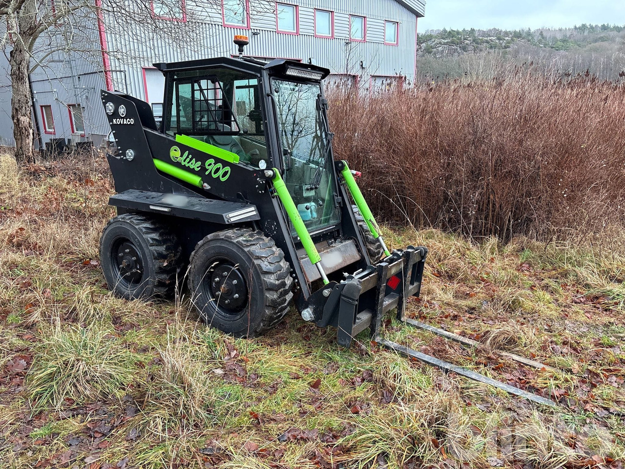 Kovaco Elise 900 - Мини-погрузчик с бортовым поворотом: фото 1 Kovaco Elise 900 - Мини-погрузчик с бортовым поворотом: фото 1