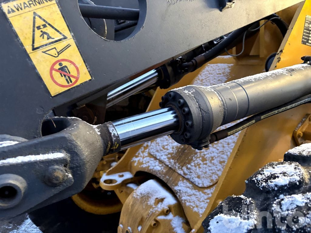 Колёсный погрузчик Volvo L50D: фото 34