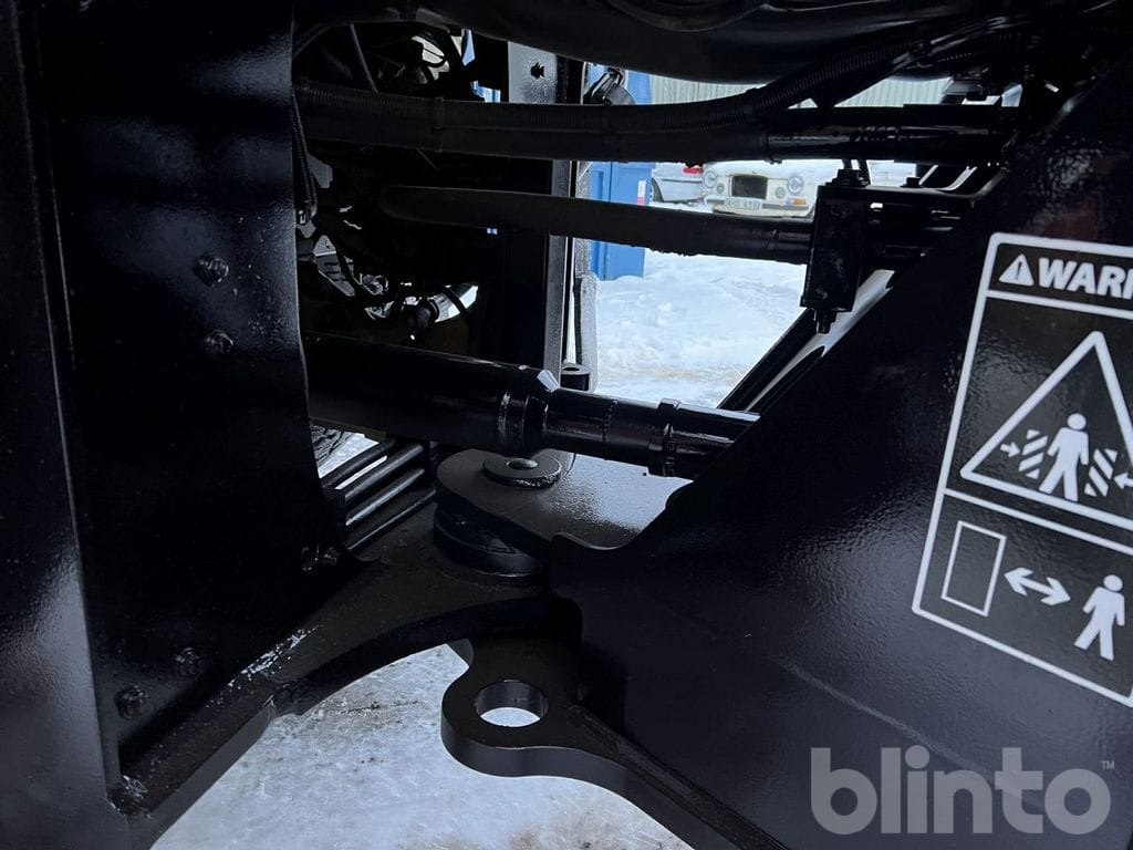 Колёсный погрузчик Volvo L90F: фото 32