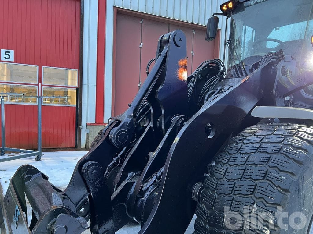 Колёсный погрузчик Volvo L90F: фото 15