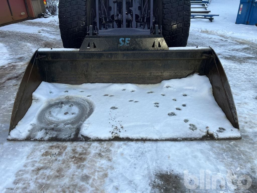 Колёсный погрузчик Volvo L90F: фото 42