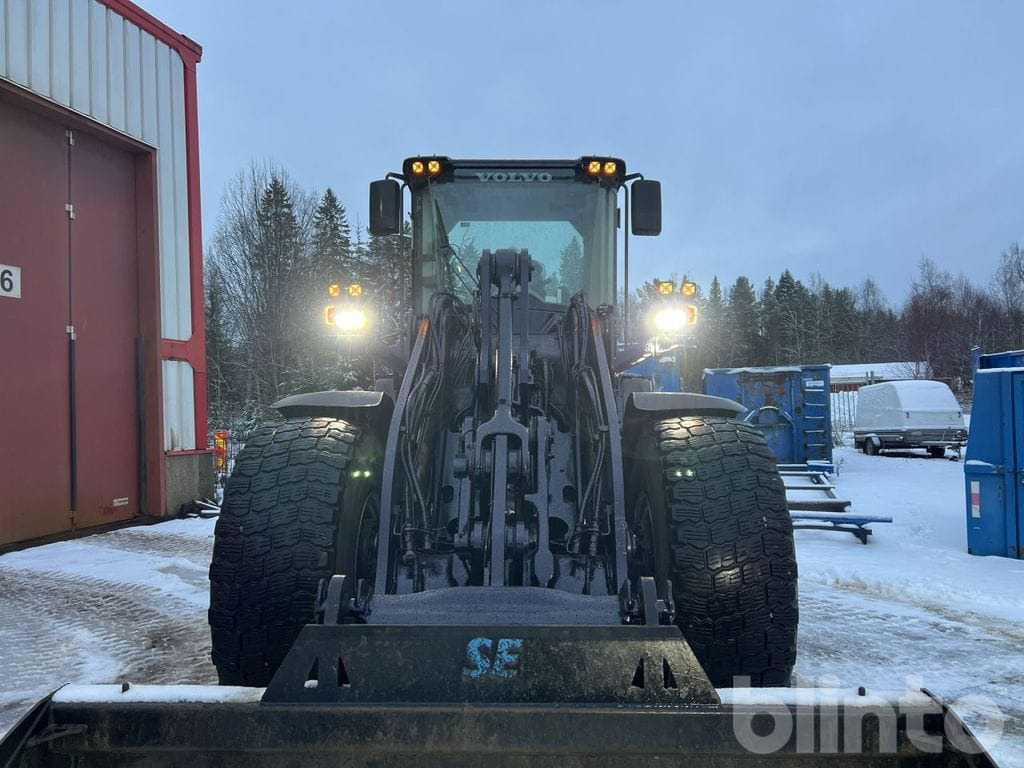 Колёсный погрузчик Volvo L90F: фото 12