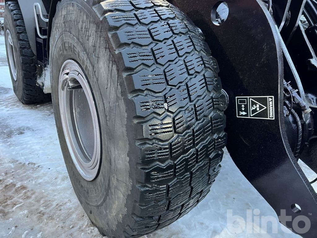 Колёсный погрузчик Volvo L90F: фото 35