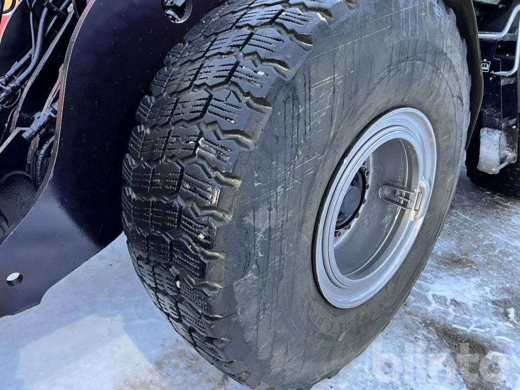 Колёсный погрузчик Volvo L90F: фото 36