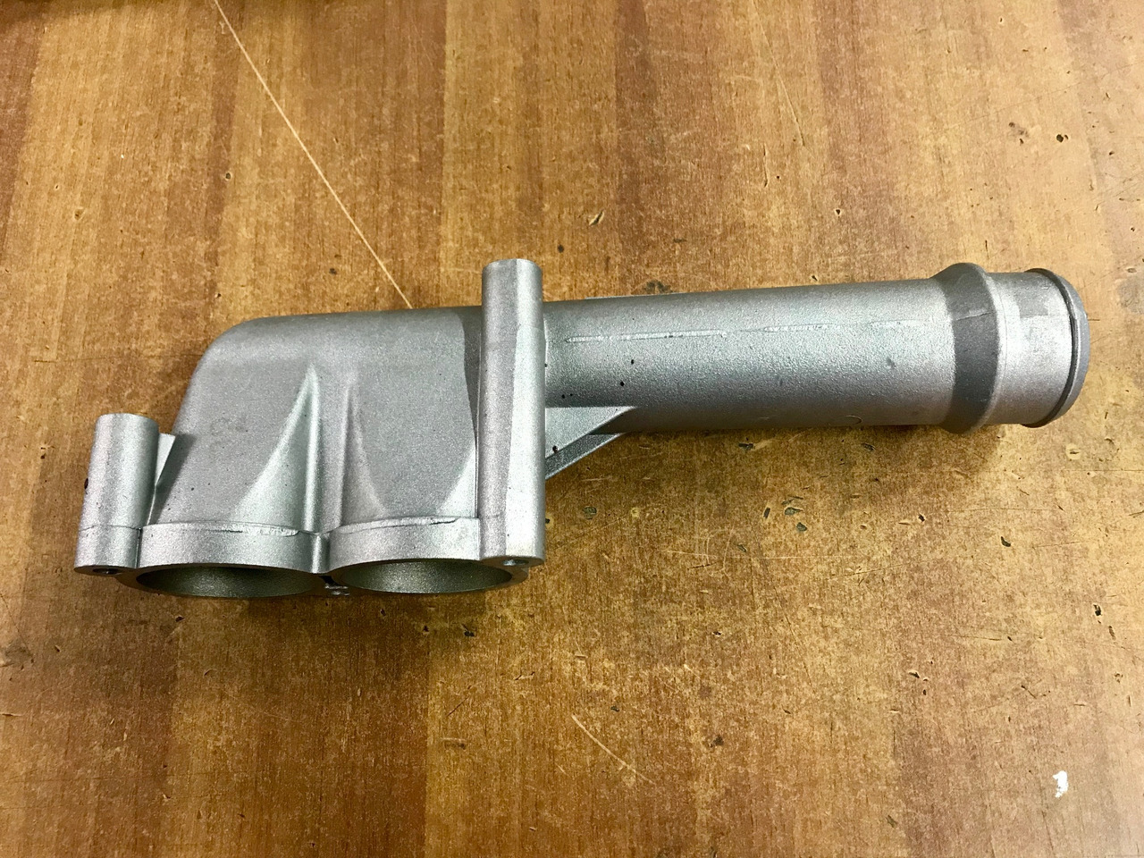 GOMITO LIQUIDO RAFFREDDAMENTO SU SCATOLA TERMOSTATO PER MOTORI MAN D2066 - D2676 - Система охлаждения для Грузовиков: фото 3 GOMITO LIQUIDO RAFFREDDAMENTO SU SCATOLA TERMOSTATO PER MOTORI MAN D2066 - D2676 - Система охлаждения для Грузовиков: фото 3