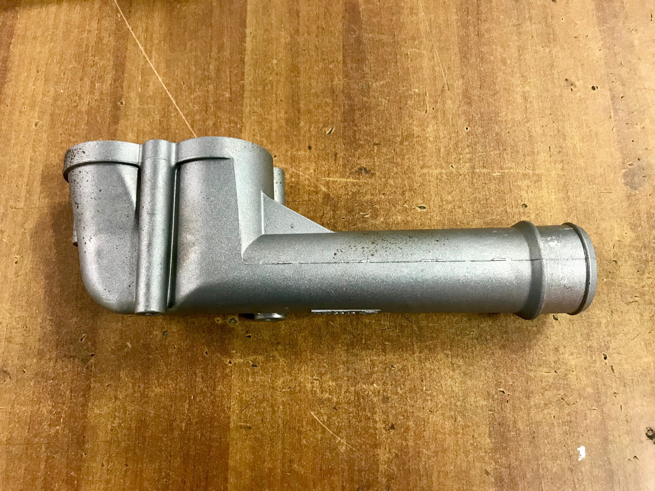 GOMITO LIQUIDO RAFFREDDAMENTO SU SCATOLA TERMOSTATO PER MOTORI MAN D2066 - D2676 - Система охлаждения для Грузовиков: фото 1 GOMITO LIQUIDO RAFFREDDAMENTO SU SCATOLA TERMOSTATO PER MOTORI MAN D2066 - D2676 - Система охлаждения для Грузовиков: фото 1